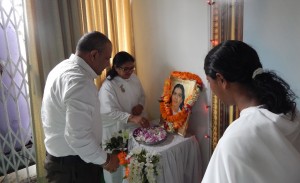 Shradhdhanjali Dete Huye RPF Ke Sr. Divisonal Security commissioner Bhrata Bhawani Shanker Nath, Sath Me Manju Didi ji (3) 